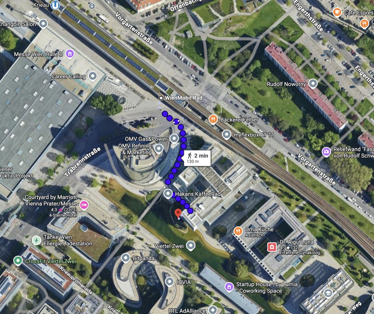 Luftbild: Fußweg von der U2-Station Krieau zum Picknickplatz auf der Wiese beim Viertel Zwei im Prater, rund 130 Meter.
